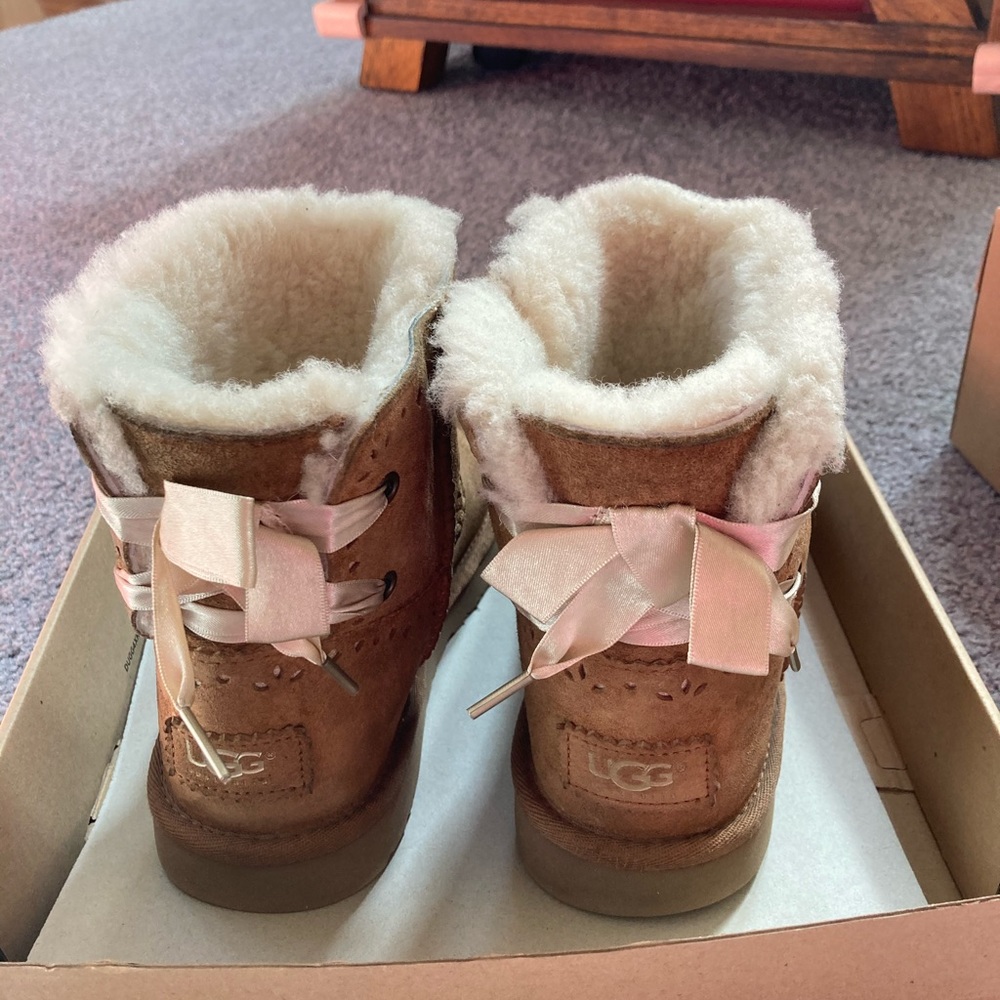 UGG women boots size 5 fits 6